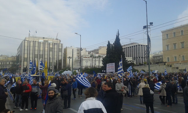 Το συλλαλητήριο για την ΜΑΚΕΔΟΝΙΑ στο Σύνταγμα μέσα από φωτογραφίες - Φωτογραφία 13