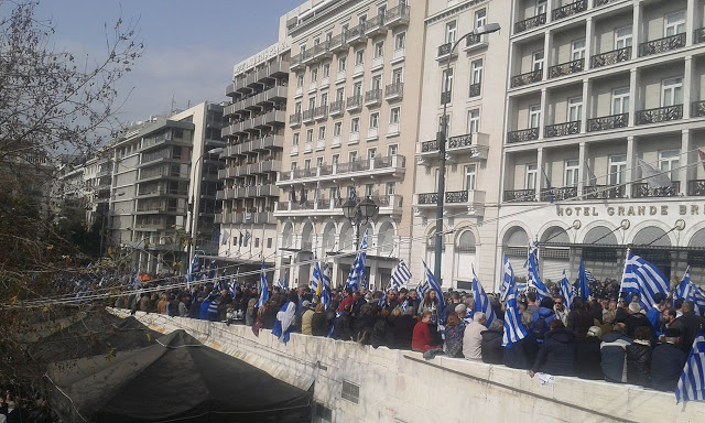 Το συλλαλητήριο για την ΜΑΚΕΔΟΝΙΑ στο Σύνταγμα μέσα από φωτογραφίες - Φωτογραφία 17