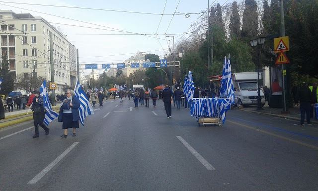 Το συλλαλητήριο για την ΜΑΚΕΔΟΝΙΑ στο Σύνταγμα μέσα από φωτογραφίες - Φωτογραφία 27