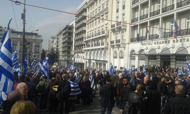 Το συλλαλητήριο για την ΜΑΚΕΔΟΝΙΑ στο Σύνταγμα μέσα από φωτογραφίες - Φωτογραφία 6