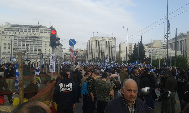 Το συλλαλητήριο για την ΜΑΚΕΔΟΝΙΑ στο Σύνταγμα μέσα από φωτογραφίες - Φωτογραφία 7