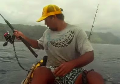 Κι ενώ ψαρεύεις αμέριμνος με το καγιάκ σου... [Video] - Φωτογραφία 1