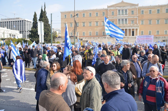 Συλλαλητήριο Αθήνα: Πλήθος κόσμου στο Σύνταγμα για την Μακεδονία (ΦΩΤΟ) - Φωτογραφία 19