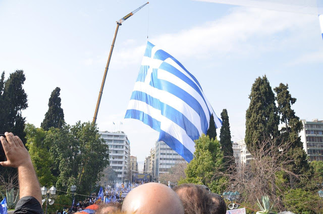 Συλλαλητήριο Αθήνα: Πλήθος κόσμου στο Σύνταγμα για την Μακεδονία (ΦΩΤΟ) - Φωτογραφία 21