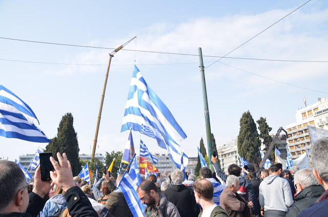 Συλλαλητήριο Αθήνα: Πλήθος κόσμου στο Σύνταγμα για την Μακεδονία (ΦΩΤΟ) - Φωτογραφία 23