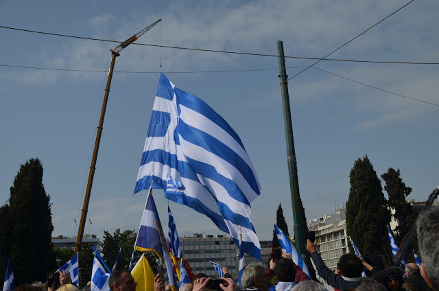 Συλλαλητήριο Αθήνα: Πλήθος κόσμου στο Σύνταγμα για την Μακεδονία (ΦΩΤΟ) - Φωτογραφία 24