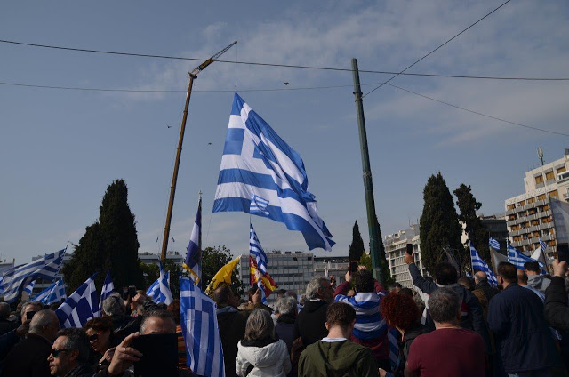 Συλλαλητήριο Αθήνα: Πλήθος κόσμου στο Σύνταγμα για την Μακεδονία (ΦΩΤΟ) - Φωτογραφία 26