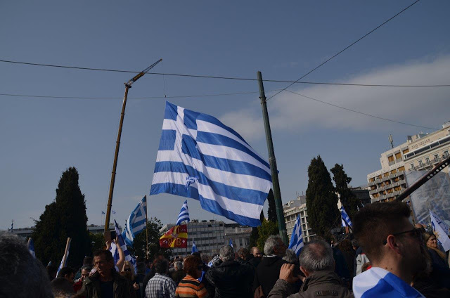 Συλλαλητήριο Αθήνα: Πλήθος κόσμου στο Σύνταγμα για την Μακεδονία (ΦΩΤΟ) - Φωτογραφία 29