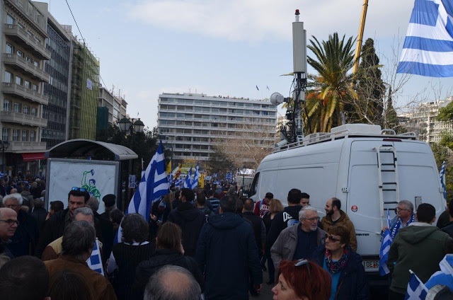 Συλλαλητήριο Αθήνα: Πλήθος κόσμου στο Σύνταγμα για την Μακεδονία (ΦΩΤΟ) - Φωτογραφία 30
