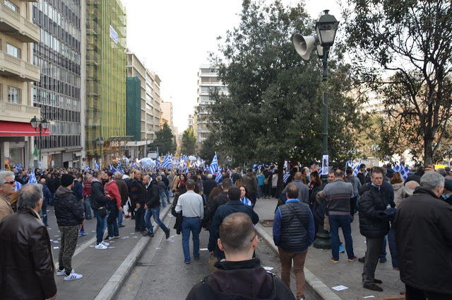 Συλλαλητήριο Αθήνα: Πλήθος κόσμου στο Σύνταγμα για την Μακεδονία (ΦΩΤΟ) - Φωτογραφία 32