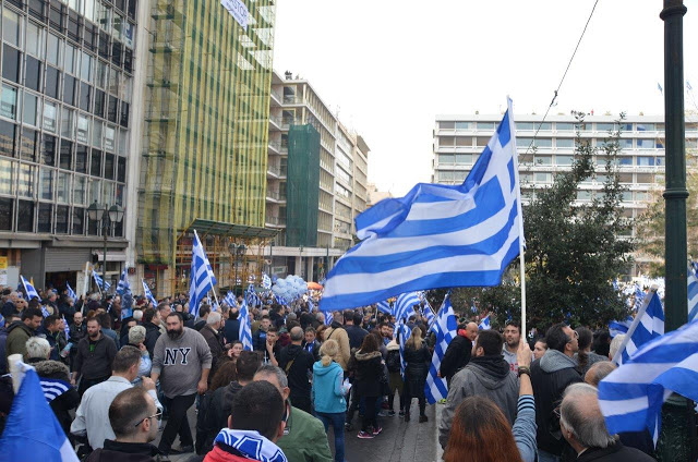 Συλλαλητήριο Αθήνα: Πλήθος κόσμου στο Σύνταγμα για την Μακεδονία (ΦΩΤΟ) - Φωτογραφία 33