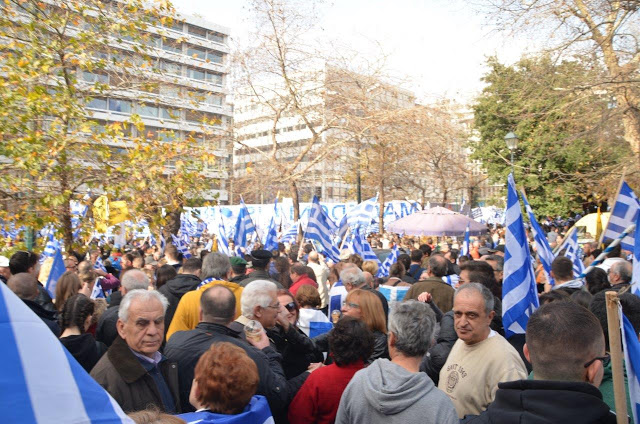Συλλαλητήριο Αθήνα: Πλήθος κόσμου στο Σύνταγμα για την Μακεδονία (ΦΩΤΟ) - Φωτογραφία 34