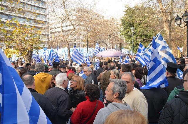 Συλλαλητήριο Αθήνα: Πλήθος κόσμου στο Σύνταγμα για την Μακεδονία (ΦΩΤΟ) - Φωτογραφία 35