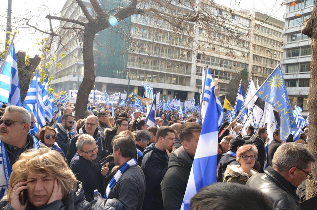 Συλλαλητήριο Αθήνα: Πλήθος κόσμου στο Σύνταγμα για την Μακεδονία (ΦΩΤΟ) - Φωτογραφία 40