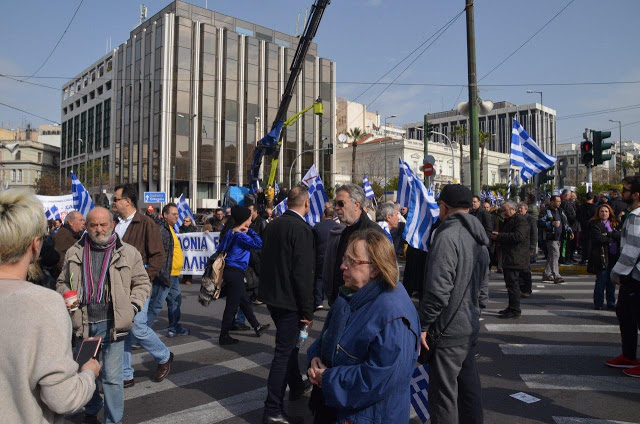 Συλλαλητήριο Αθήνα: Πλήθος κόσμου στο Σύνταγμα για την Μακεδονία (ΦΩΤΟ) - Φωτογραφία 9