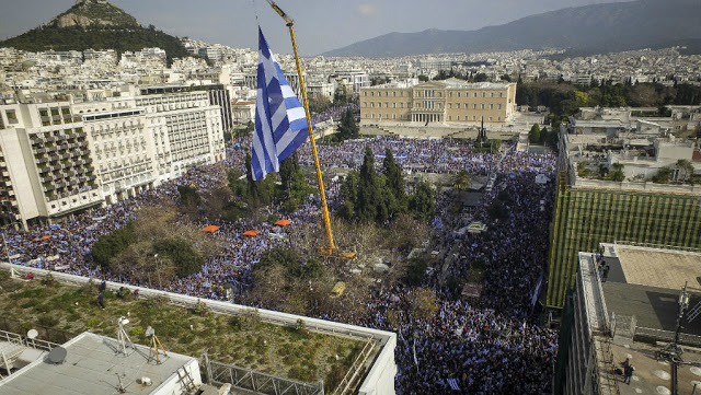 Συλλαλητήριο για τη Μακεδονία στο Σύνταγμα: Για 1,5 εκατ. διαδηλωτές κάνουν λόγο οι διοργανωτές - 140.000 λέει η ΕΛ.ΑΣ (ΦΩΤΟ & ΒΙΝΤΕΟ) - Φωτογραφία 1