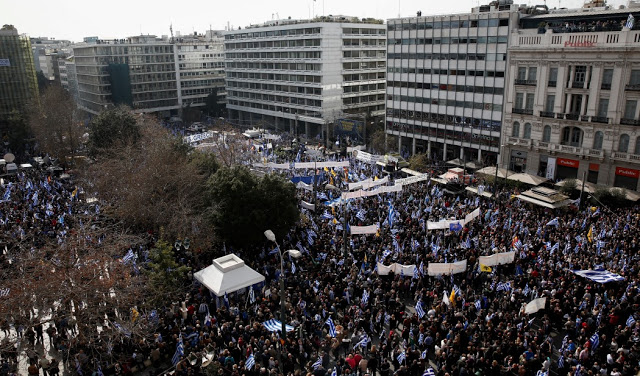 Συλλαλητήριο για τη Μακεδονία στο Σύνταγμα: Για 1,5 εκατ. διαδηλωτές κάνουν λόγο οι διοργανωτές - 140.000 λέει η ΕΛ.ΑΣ (ΦΩΤΟ & ΒΙΝΤΕΟ) - Φωτογραφία 4