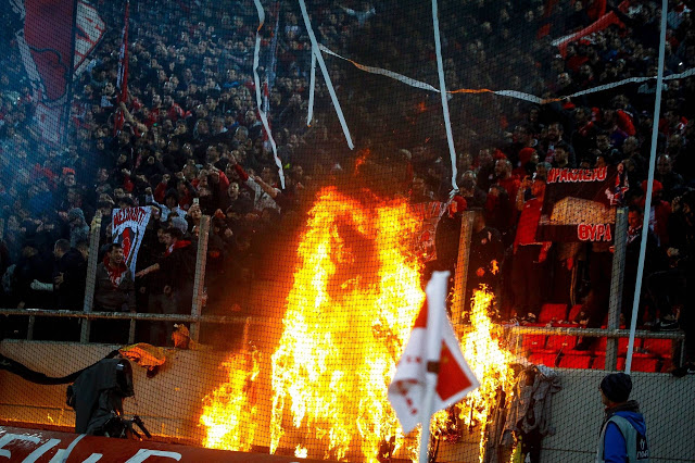 Οπαδοί του Ολυμπιακού έβαλαν φωτιά σε πανό της ΑΕΚ στο Καραϊσκάκη [photo] - Φωτογραφία 2