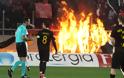 Οπαδοί του Ολυμπιακού έβαλαν φωτιά σε πανό της ΑΕΚ στο Καραϊσκάκη [photo]