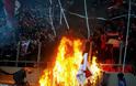 Οπαδοί του Ολυμπιακού έβαλαν φωτιά σε πανό της ΑΕΚ στο Καραϊσκάκη [photo] - Φωτογραφία 2