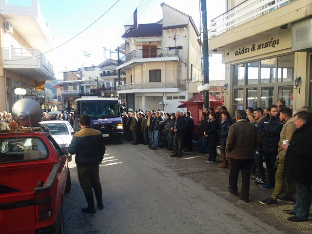 ΤΩΡΑ: Διαμαρτυρία για να μην κλείσει η τράπεζα Πειραιώς στην ΚΑΤΟΥΝΑ (ΦΩΤΟ) - Φωτογραφία 11