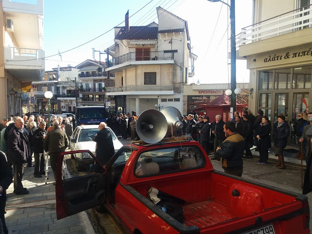 ΤΩΡΑ: Διαμαρτυρία για να μην κλείσει η τράπεζα Πειραιώς στην ΚΑΤΟΥΝΑ (ΦΩΤΟ) - Φωτογραφία 12