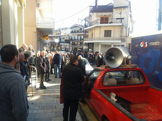 ΤΩΡΑ: Διαμαρτυρία για να μην κλείσει η τράπεζα Πειραιώς στην ΚΑΤΟΥΝΑ (ΦΩΤΟ) - Φωτογραφία 15