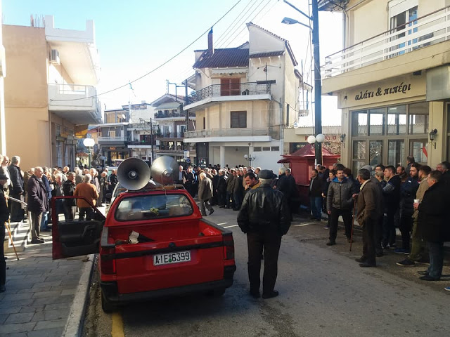 ΤΩΡΑ: Διαμαρτυρία για να μην κλείσει η τράπεζα Πειραιώς στην ΚΑΤΟΥΝΑ (ΦΩΤΟ) - Φωτογραφία 17