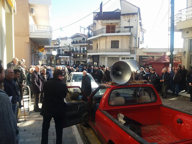 ΤΩΡΑ: Διαμαρτυρία για να μην κλείσει η τράπεζα Πειραιώς στην ΚΑΤΟΥΝΑ (ΦΩΤΟ) - Φωτογραφία 4