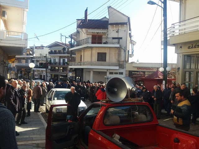 ΤΩΡΑ: Διαμαρτυρία για να μην κλείσει η τράπεζα Πειραιώς στην ΚΑΤΟΥΝΑ (ΦΩΤΟ) - Φωτογραφία 5