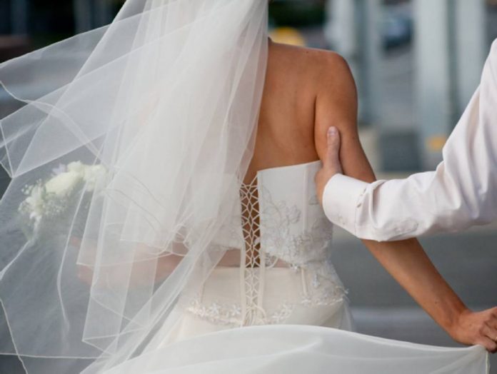 Νύφη φόρεσε το πιο προκλητικό νυφικό - Φωτογραφία 1