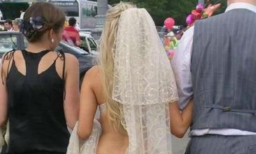Νύφη φόρεσε το πιο προκλητικό νυφικό - Φωτογραφία 3