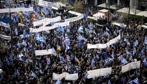 Συλλαλητήριο Αθήνα: Ασύλληπτη τραγωδία με άνδρα στο Σύνταγμα - Φωτογραφία 1