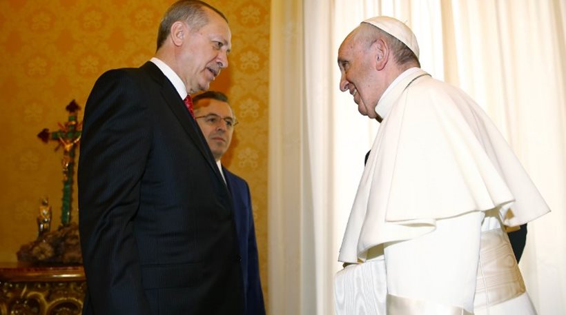 Στο Βατικανό ο «σουλτάνος» Το δώρο με νόημα που χάρισε ο Πάπας Φραγκίσκος στον Ερντογάν - Φωτογραφία 1