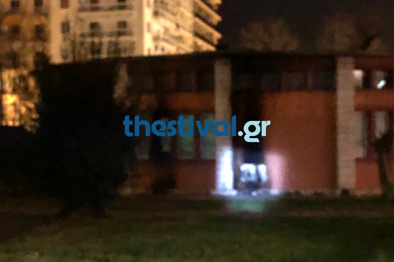 Θεσσαλονίκη: Εμπρηστική επίθεση με γκαζάκια σε κτίριο του Υπουργείου Εθνικής Άμυνας (ΦΩΤΟ & VIDEO) - Φωτογραφία 3