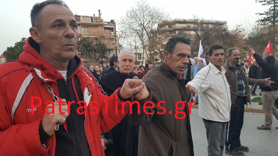 Φωτογραφίες: Διαδηλωτές αλυσοδέθηκαν για να «υποδεχτούν» τον Τσίπρα στην Πάτρα - Φωτογραφία 1