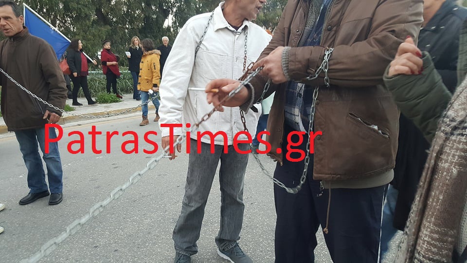 Φωτογραφίες: Διαδηλωτές αλυσοδέθηκαν για να «υποδεχτούν» τον Τσίπρα στην Πάτρα - Φωτογραφία 2