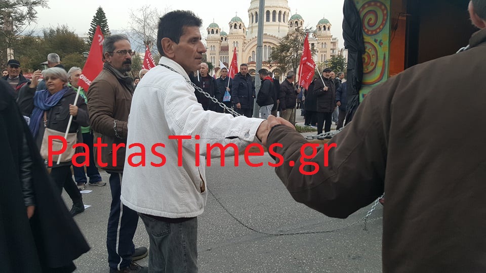 Φωτογραφίες: Διαδηλωτές αλυσοδέθηκαν για να «υποδεχτούν» τον Τσίπρα στην Πάτρα - Φωτογραφία 3