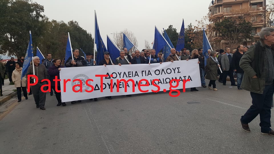 Φωτογραφίες: Διαδηλωτές αλυσοδέθηκαν για να «υποδεχτούν» τον Τσίπρα στην Πάτρα - Φωτογραφία 5