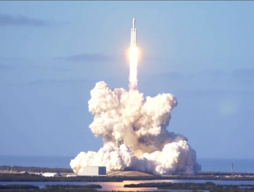 Ιστορική στιγμή: Ο «Falcon Heavy» του Έλον Μασκ ξεκίνησε το ταξίδι για τον Άρη! - Φωτογραφία 1