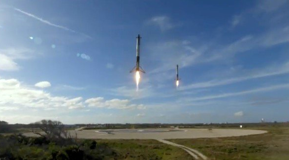 Ιστορική στιγμή: Ο «Falcon Heavy» του Έλον Μασκ ξεκίνησε το ταξίδι για τον Άρη! - Φωτογραφία 4