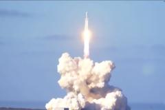 Ιστορική στιγμή: Ο «Falcon Heavy» του Έλον Μασκ ξεκίνησε το ταξίδι για τον Άρη!