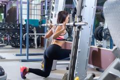 Θέλεις εντυπωσιακούς γλουτούς; Μια personal trainer σου λέει τα μυστικά να το πετύχεις