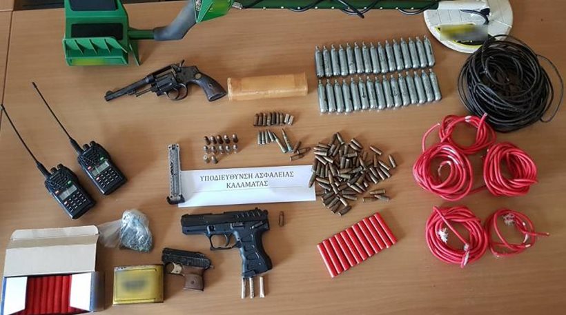Εκρηκτικά, όπλα και ασύρματοι που «παρακολουθούσαν» την ΕΛΑΣ σε σπίτι ζευγαριού - Φωτογραφία 1