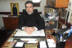 Ο πάτερ Δημήτριος των προσφύγων και των φτωχών συνεχίζει το έργο του φροντίζοντας απόρους