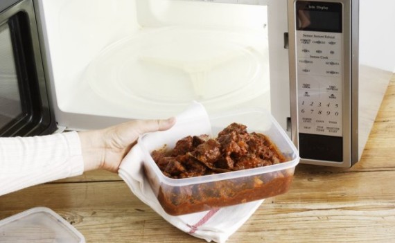Προσοχή με τα πλαστικά τάπερ φαγητού στον φούρνο μικροκυμάτων – Τι πρέπει να ξέρετε - Φωτογραφία 1