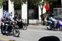 ΑΥΤΟΙ ΕΙΝΑΙ ΟΙ ΧΡΥΣΑΥΓΙΤΕΣ: Έκαναν κωλοδάχτυλα στους άνεργους κι απλήρωτους εργαζόμενους των ΜΜΕ [ΦΩΤΟ]