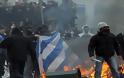 Αναρχικοί κατέβασαν την ελληνική σημαία από την Νομική και προσπάθησαν να την κάψουν