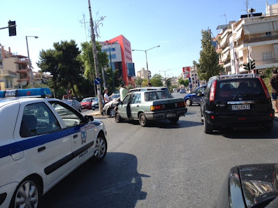 Σφοδρή σύγκρουση αυτοκινήτων στη Λ. Αμφιθέας - Φωτογραφία 2