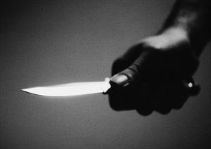 40χρονος αποπειράθηκε να αυτοκτονήσει καρφώνοντας ένα μαχαίρι στο λαιμό του - Φωτογραφία 1